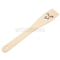 Drewniana łopatka z motywem renifera, wykonana z buku.