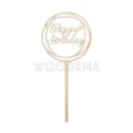 Drewniany topper na tort z napisem Happy Birthday w okrągłej ramce.
