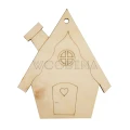 Drewniana zawieszka - domek na Boże Narodzenie: laserowo wycięty kształt domku z oknem i sercem na drzwiach.