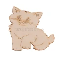 Drewniana podstawka kotek: laserowo wycięty kształt kotka z brzozowej sklejki.
