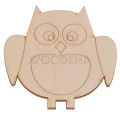 Drewniana sowa podkładka z brzozowej sklejki, wycięta i grawerowana, kształt sowy z otworami na oczy i małym dziobem.