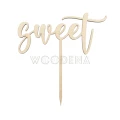 Drewniany topper na tort Sweet - widok z przodu, litery wycięte w sklejce brzozowej, napis z charakterystyczną czcionką.
