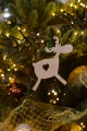 Drewniana zawieszka - renifer na choince, oświetlona światełkami.