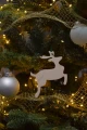 Drewniana zawieszka - renifer na choince, ozdobiona światełkami.