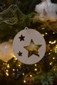 Drewniana zawieszka bombka z gwiazdkami na choince.