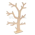 Drzewko na biżuterię ze sklejki brzozowej, w naturalnym kolorze, na białym tle. Widoczne gałęzie do wieszania kolczyków, naszyjników i bransoletek.