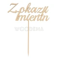 Drewniany topper na tort Z okazji imienin z napisem i szpikulcem do wbicia.