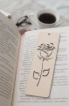 Zakładka z brzozowej sklejki z laserowo wyciętym wzorem róży.