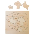 Drewniane puzzle Mapa Polski - elementy ułożone obok podstawy z zaznaczonymi województwami.