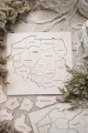 Drewniane puzzle - mapa Polski ze sklejki, z wyciętymi elementami w postaci województw. Widok z góry.