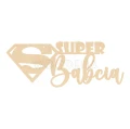 Drewniany napis Super Babcia w kształcie znaku Supermana. Ozdoba ze sklejki brzozowej w naturalnym kolorze drewna.