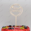 Drewniany topper na tort Happy Birthday, w kształcie koła z napisem i serduszkami.