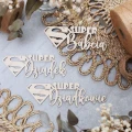Topper Super Dziadkowie z drewna. Dekoracja z napisem Super Babcia, Super Dziadek i Super Dziadkowie na szarym tle.