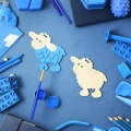Drewniana podstawka zawieszka owieczka, pomalowana na niebiesko.