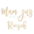 Drewniana girlanda z napisem Mam już Roczek wycięta ze sklejki brzozowej. Litery ozdoby na roczek w zbliżeniu.