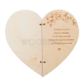 Otwarta kartka serce z brzozowej sklejki z życzeniami na Dzień Babci i Dziadka, grawer z kwiatami i tekstem.