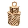 Ażurowy lampion drewniany ze sklejki brzozowej, w kształcie wielokąta, z uchwytem w formie koła na górze.
