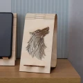 Stojak na telefon Wilk geometryczny ze sklejki brzozowej, widok na detal wilka i miejsce na telefon.