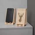Stojak na telefon z brzozowej sklejki z motywem jelenia geometrycznego, z telefonem i bez.