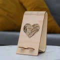 Stojak na telefon serce geometryczne ze sklejki brzozowej. Widoczny element dekoracyjny w kształcie serca.