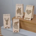 Stojaki na telefon z drewna brzozowego z geometrycznymi wzorami: jeleń, wilk, koń i serce.