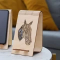 Stojak na telefon z koniem geometrycznym ze sklejki brzozowej, widok z bliska na detale i konstrukcję.