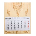Drewniany kalendarz jednodzielny z łapaczem snów grawerowany na rok 2024.