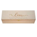 Drewniane pudełko na wino z grawerem love, zamknięte na mosiężną klamrę. Idealny prezent ślubny ze sklejki.