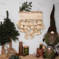Kalendarz adwentowy DIY z drewnianymi cyferkami na tle dekoracji świątecznych.
