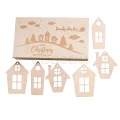 Pudełko drewniane z grawerem świątecznym, obok 6 drewnianych domków z otworem.