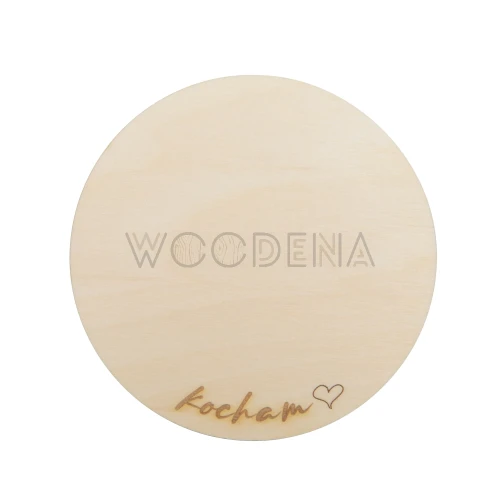 Drewniana podkładka pod kubek z napisem „Kocham”