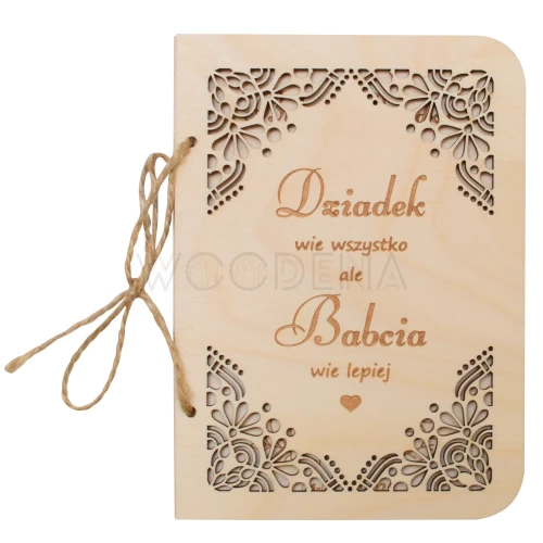 Drewniana kartka z życzeniami na Dzień Babci i Dziadka