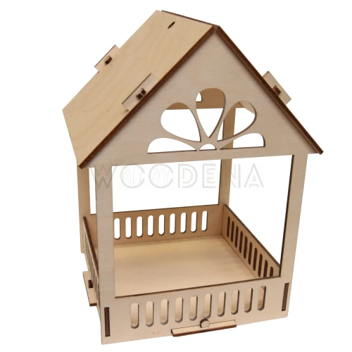Drewniany karmnik dla ptaków domek