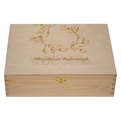 Drewniane pudełko z pięknymi kwiatami i życzeniami - grawer na wieku