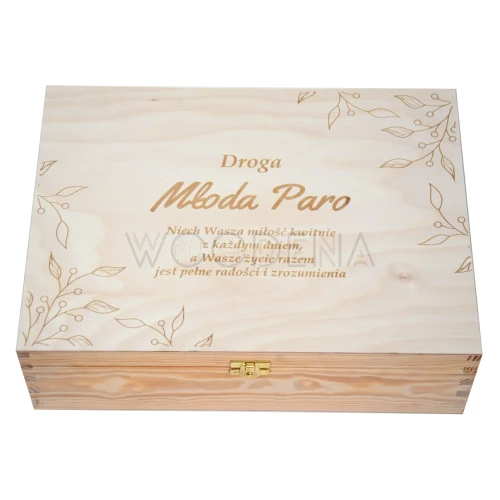 Drewniane pudełko na prezent ślubny z grawerem - życzenia dla Młodej Pary