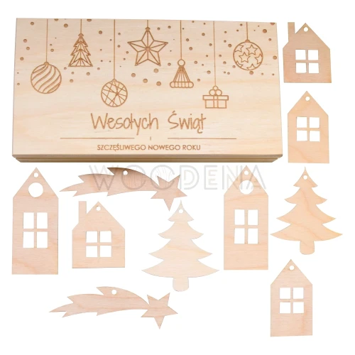 Pudełko z drewna z wygrawerowanymi życzeniami i zawieszkami