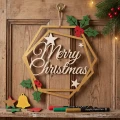 Wianek drewniany z napisem Merry Christmas, dekoracja z ostrokrzewem