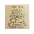Drewniana plakietka „Dla taty”: grawerowany kapelusz, okulary i wąsy w stylu geometrycznym.
