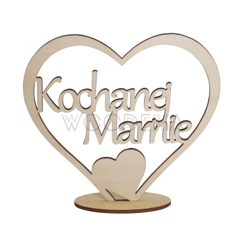 Drewniane serce na podstawce z napisem „Kochanej Mamie”