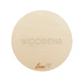 Podkładka pod kubek ze sklejki brzozowej Love. Okrągła podkładka z grawerowanym napisem Love i logo producenta Woodena.