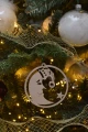 Drewniana bombka księżyc zawieszona na choince, wycięta ze sklejki.