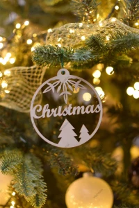 Drewniana bombka z napisem „Christmas”