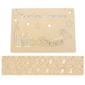 Drewniany kalendarz adwentowy: płytka z wycięciami domków, renifera i gwiazd oraz osobna płytka z cyferkami 1-24.