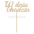 Drewniany topper na tort urodzinowy „W dniu urodzin” ze sklejki brzozowej. Widok na białe tło.