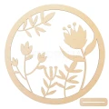 Okrągła ozdoba ze sklejki z wyciętymi motywami drewnianych kwiatów na łodyżkach.
