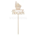 Topper na roczek z babeczką ze sklejki brzozowej, z napisem Roczek i dekoracją babeczki z płomieniem.