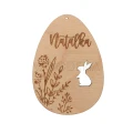Drewniana personalizowana zawieszka na Wielkanoc w kształcie jaja z imieniem Natalka i motywami roślinnymi oraz królikiem.