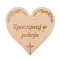Zawieszka na znicz serce z drewna Spoczywaj w pokoju, kształt serca, z grawerem napisu, krzyżem i roślinnym ornamentem.