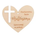 Drewniana zawieszka na znicz w kształcie serca z grawerem imienia Antoniego, z wyciętym krzyżem.