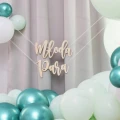 Drewniana girlanda Młoda Para w otoczeniu balonów w kolorach bieli i turkusu.